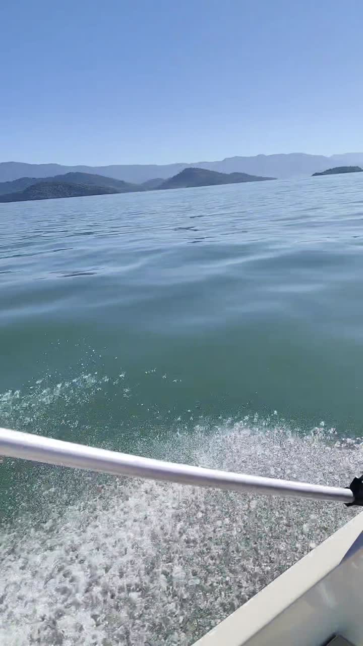 Vista do mar e das montanhas durante a navegação em Paraty